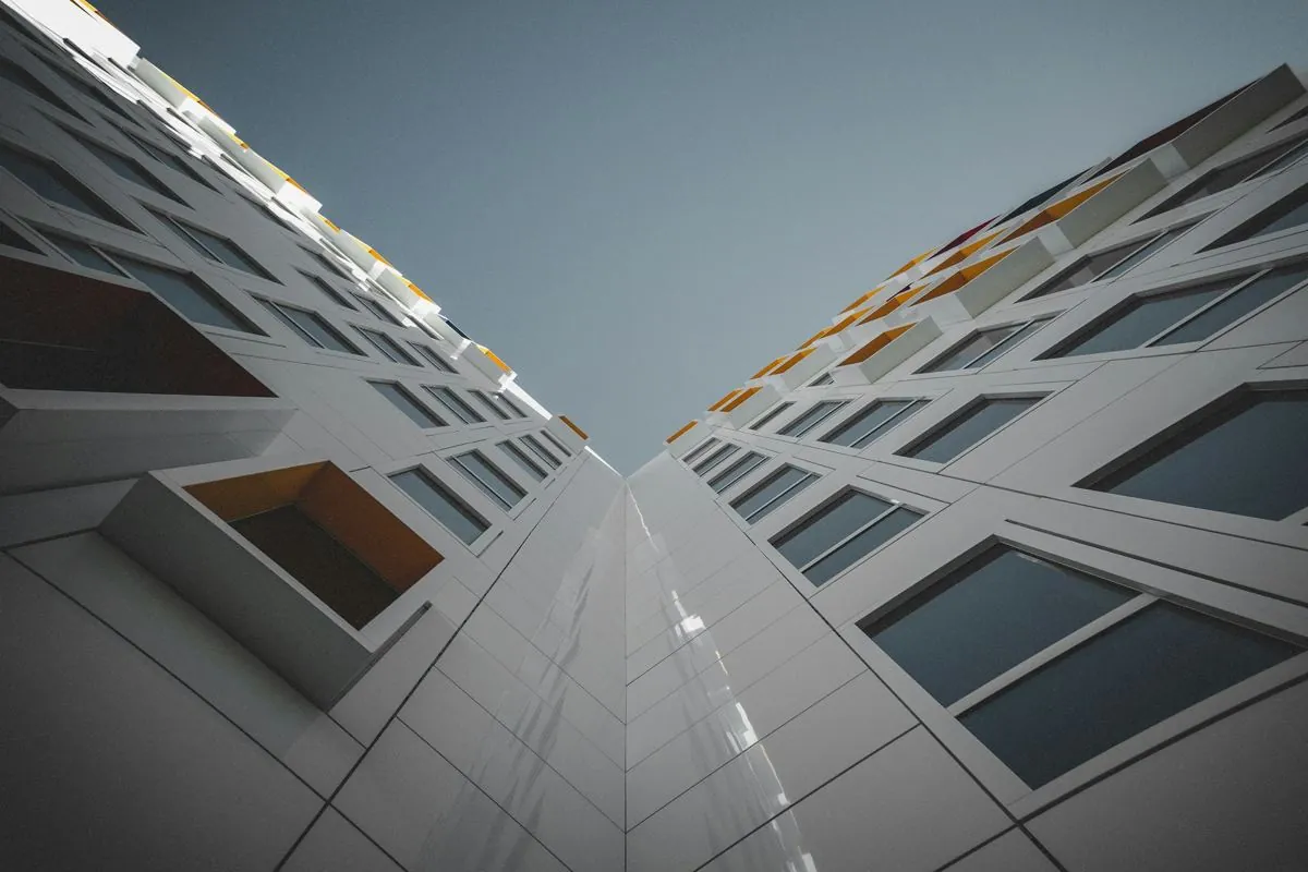 Façana d'un edifici vista des de baix