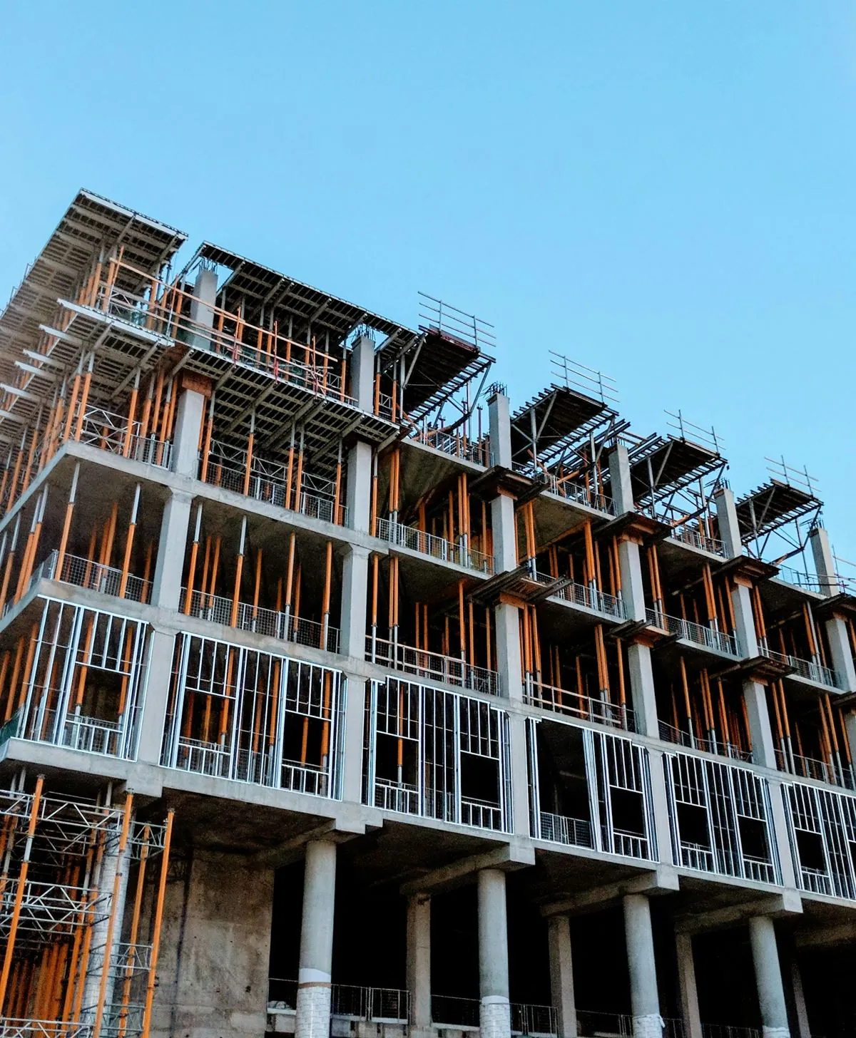 Edifici plurifamiliar en construcció