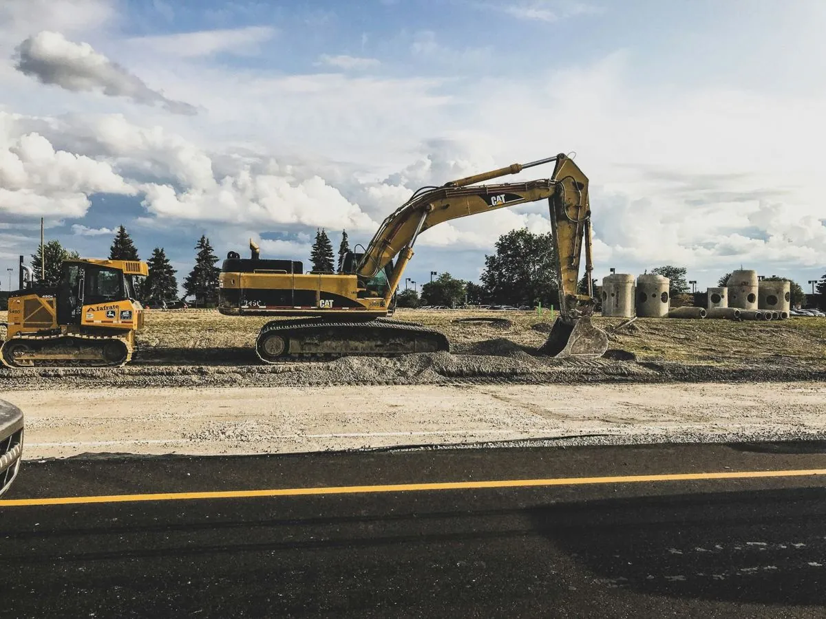 Excavadora treballant en un moviment de terres